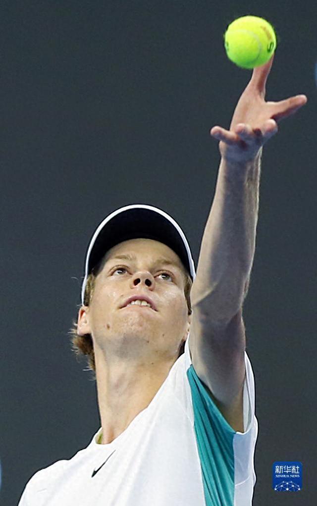 阿迪达斯发布与欧冠合作25周年纪念海报：梅西在列